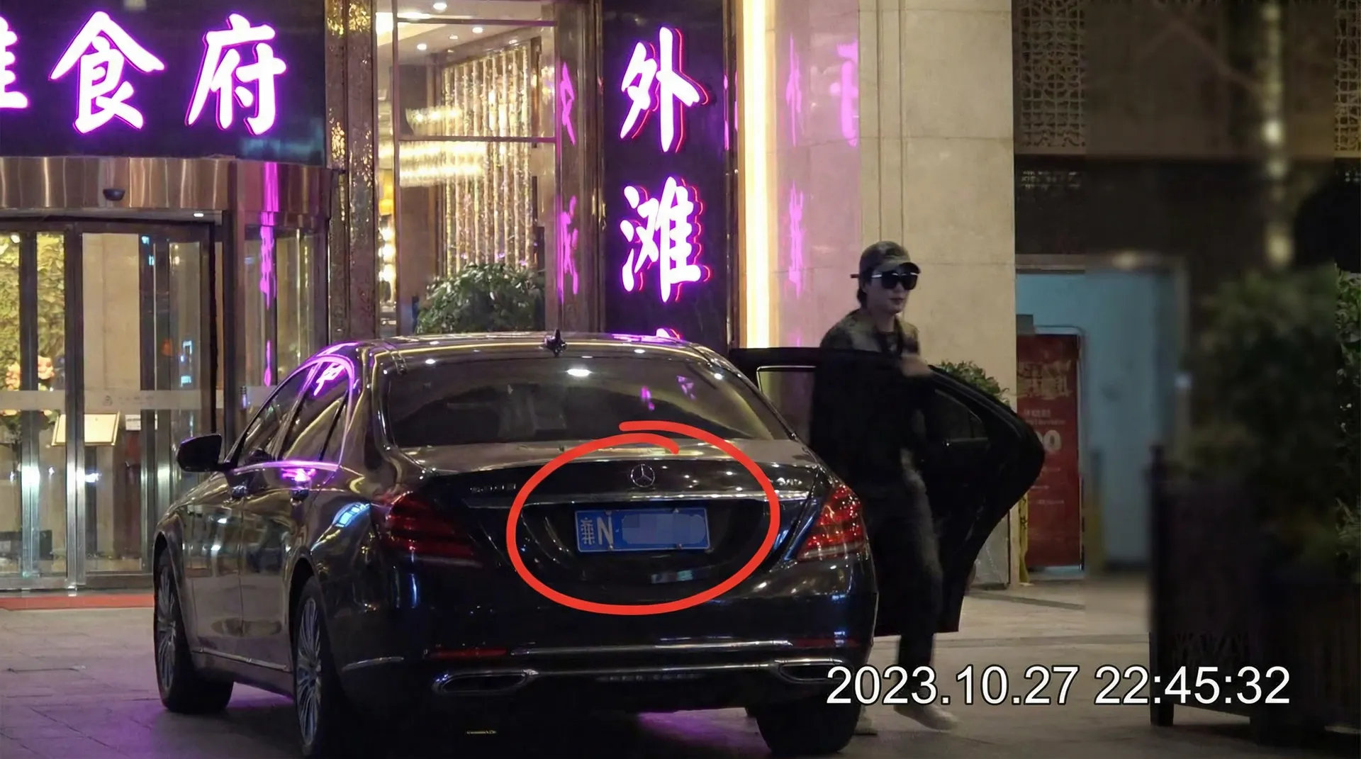 12bet体育 - 豪车餐厅外偷拍